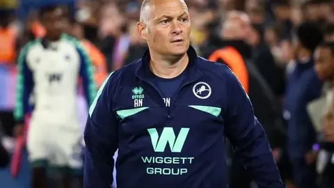 苏牙遭对手战术犯规倒地，梅西布斯克茨向裁判申诉牌证失败😧