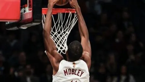 王曼昱与蒯曼赢得WTT新加坡大满贯女双冠军——据人民日报客户端报道