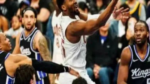 中国花样滑冰队荣获亚冬会冰舞银奖